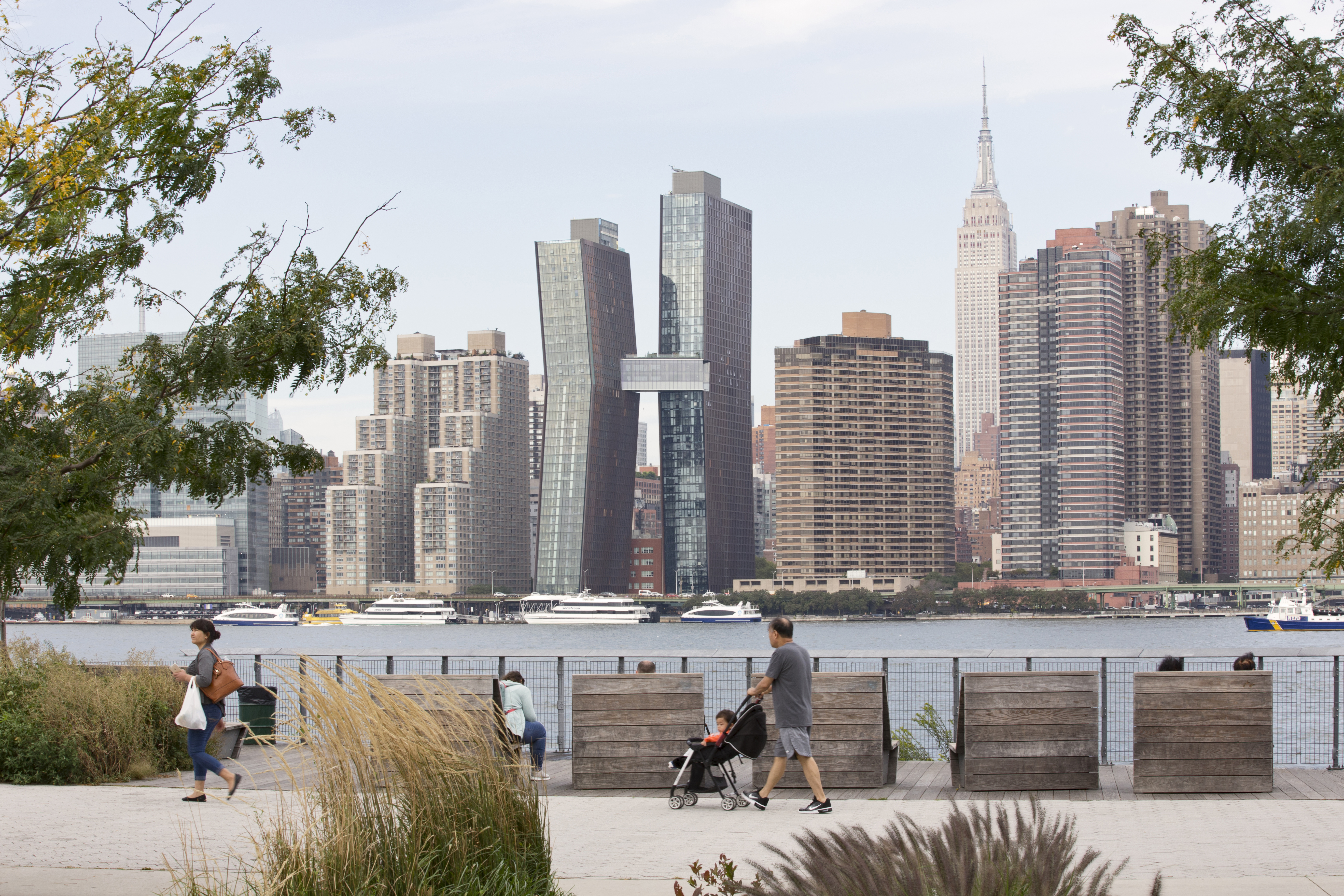 Здание выполнено. American Copper buildings (Нью-Йорк, США). Ист-Ривер в Нью-Йорке берег. Американ Коппер Билдингс. Ист-Ривер Нью-Йорк недвижимость.